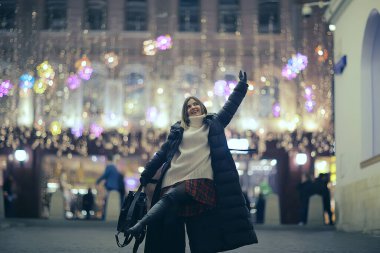 Noel alışveriş merkezi, genç manken akşam alışverişi, mevsimlik indirim, kış akşamı şehir dışında.