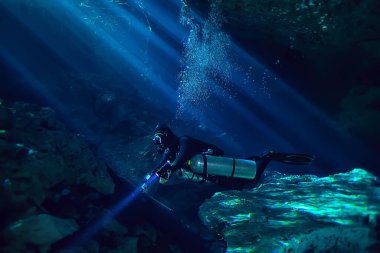 Cenotes 'a dalış, Meksika' ya, tehlikeli mağaralara Yucatan 'a dalış, karanlık mağaralara sualtı manzarası.