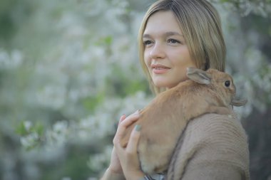 Bahar bak, elinde tavşan Paskalya kutlamaları, çiçek açan elma bahçesinde güzel bir geçmiş.
