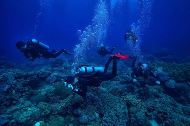 Dalgıç su kabarcıkları altında hava soluyor, gaz çıkarıyor, suyun altında derinlik yaratıyor.