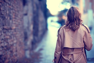 Güzel Bokeh 'i olan bir kızın bahar portresi. Yürüyüşe çıkmış güzel bir kadın.