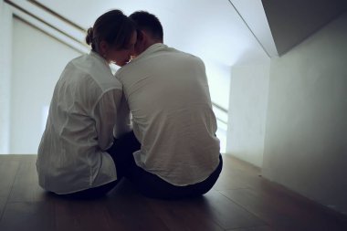 Arkadan bakınca birbirine aşık çift, kadın ve erkek ilişkisi kavramı