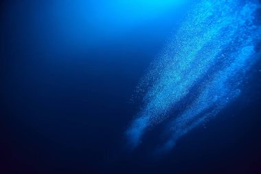 Suyun altındaki hava kabarcıkları arka planda dalış yapan doğa su altında soyut arkaplan