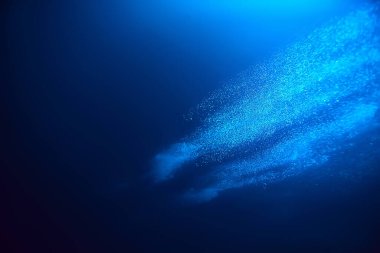 Suyun altındaki hava kabarcıkları arka planda dalış yapan doğa su altında soyut arkaplan