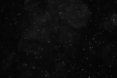 Kar siyah arkaplan soyut dokusu, gökyüzüne düşen kar taneleri