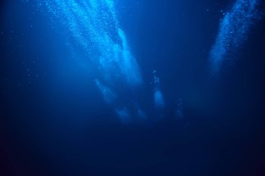 Suyun altındaki hava kabarcıkları arka planda dalış yapan doğa su altında soyut arkaplan