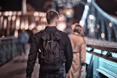 Birbirine aşık çiftler Budapeşte, Macaristan turizmi, genç bir çift akşamları şehirde yürüyüş yapıyor.