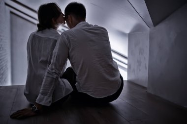 Arkadan bakınca birbirine aşık çift, kadın ve erkek ilişkisi kavramı