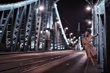 Budapeşte yaz kızı, Macaristan 'ın başkenti, Tuna Köprüsü, Gelert Tepesi panoramik manzarası