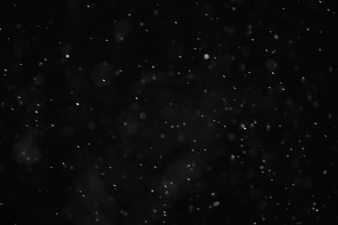 Kar siyah arkaplan soyut dokusu, gökyüzüne düşen kar taneleri