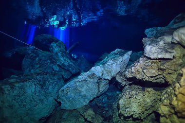 Su altı mağarası sarkıtları, mağara dalışı, Yucatan Meksika, deniz altı manzarası.