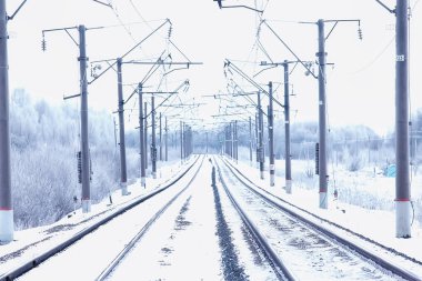 Kış demiryolu manzarası, demiryolu raylarının ve kabloların manzarası, kış teslimatı...