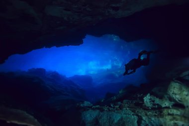 Yucatan Cenote 'nin sualtı mağarası, yer altındaki sarkıtların karanlık manzarası, dalgıç