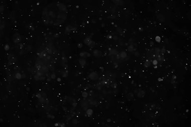 Kar siyah arkaplan soyut dokusu, gökyüzüne düşen kar taneleri