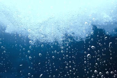 Suyun altındaki hava kabarcıkları arka planda dalış yapan doğa su altında soyut arkaplan