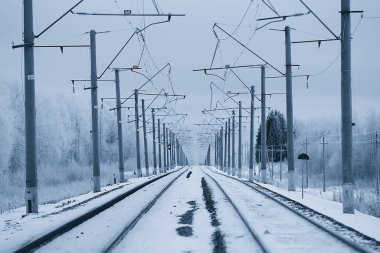 Kış demiryolu manzarası, demiryolu raylarının ve kabloların manzarası, kış teslimatı...