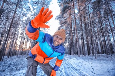 Mutlu adam kış ormanı el sallıyor, kış manzarası, ekstrem spor turizmi