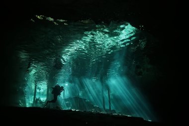 Yucatan Cenote 'nin sualtı mağarası, yer altındaki sarkıtların karanlık manzarası, dalgıç