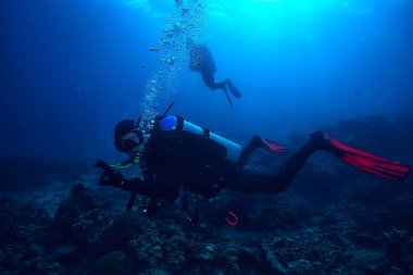 Okyanustaki dalgıçlar, derin okyanusta aktif eğlence amaçlı sualtı sporları.