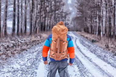 Ormanda sırt çantalı bir gezgin, Amerikan ormanlarında kış manzaralı, Kuzey Amerika manzaralı.