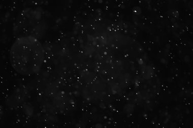 Kar siyah arkaplan soyut dokusu, gökyüzüne düşen kar taneleri