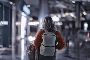 İstasyonda sırt çantalı turist kız, bahar gezisi.