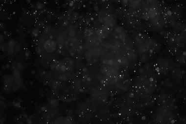 Kar siyah arkaplan soyut dokusu, gökyüzüne düşen kar taneleri