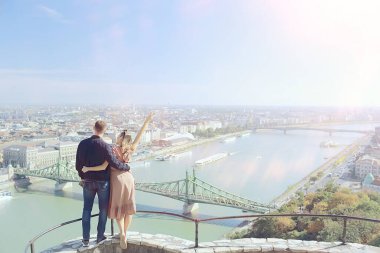 Sevgili çiftler Budapeşte yürüyüşü, bahar manzarası Hungary 'nin başkenti, erkek ve kadın turistler