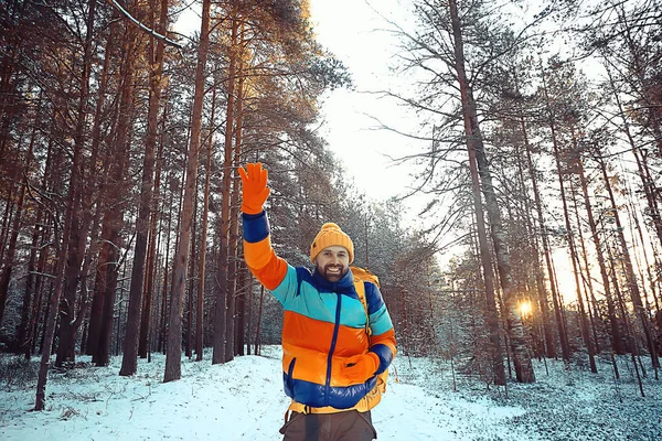 Glücklicher Mann Winter Wald Winkende Hand Geste Winter Blick Extremsport — Stockfoto