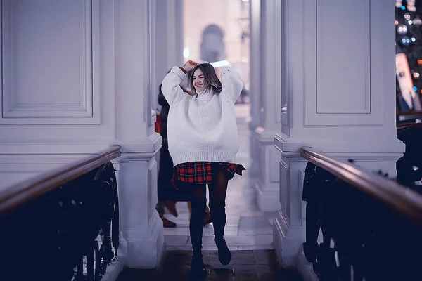 Retrato Una Mujer Suéter Blanco Invierno Paseo Fuera Ciudad Temporada — Foto de Stock