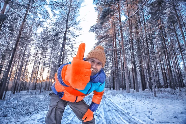 Homem Feliz Floresta Inverno Acenando Gesto Mão Visão Inverno Turismo — Fotografia de Stock