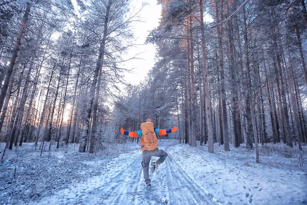 Hombre Viajero Con Una Mochila Bosque Vista Invierno Bosque Americano —  Fotos de Stock