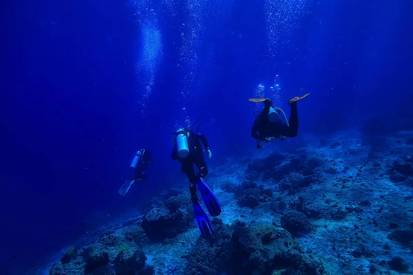 Nurkowie Oceanie Sporty Podwodne Aktywny Wypoczynek Głębokim Oceanie — Zdjęcie stockowe