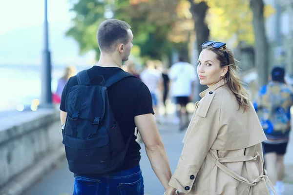 Casal Amor Primavera Passeio Menino Menina Viagem Pela Cidade Olhar — Fotografia de Stock