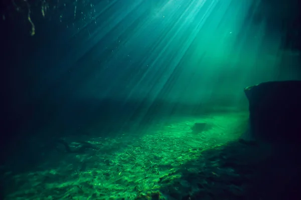 Lichtstrahlen Unter Wasser Frischer See Abstrakter Hintergrund Natur Landschaft Sonne — Stockfoto