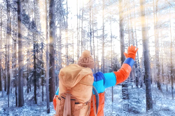 Glücklicher Mann Winter Wald Winkende Hand Geste Winter Blick Extremsport — Stockfoto