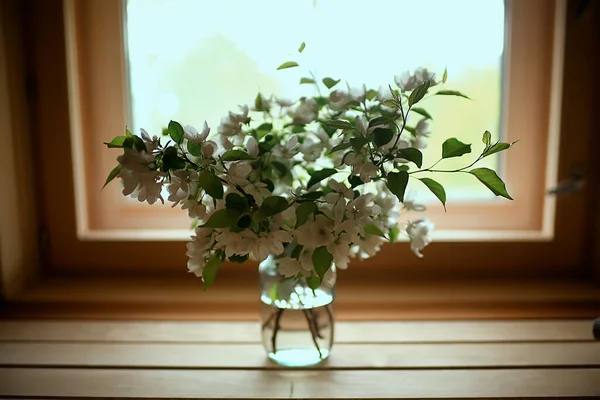 在花瓶里放着苹果树枝的花束 在春天的阁楼里放着美丽的花束 — 图库照片