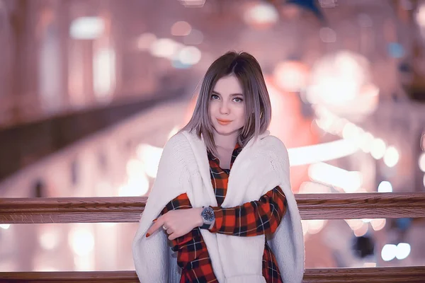 Retrato Una Mujer Suéter Blanco Invierno Paseo Fuera Ciudad Temporada —  Fotos de Stock