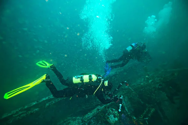 水の下の難破船のダイビング風景底の古い船宝探し — ストック写真