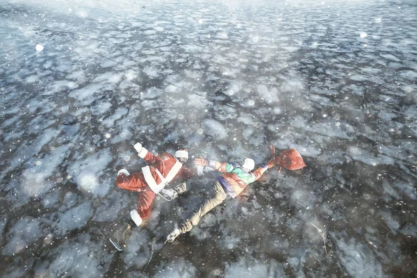 Chico Toma Regalos Santa Claus Patines Hielo Del Lago Robar — Foto de Stock