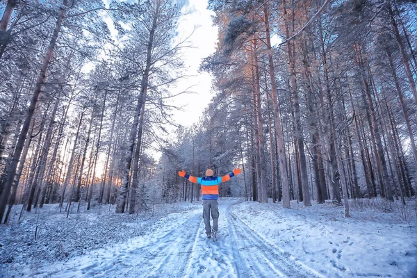 Touristen Winter Landschaft Schnee Kerl Winter Blick Reise Abenteuer Freiheit — Stockfoto