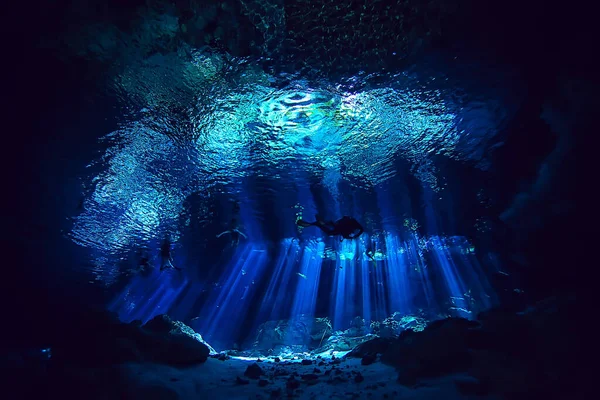洞窟ダイビングダイバー水中暗い洞窟洞窟洞窟の風景 — ストック写真