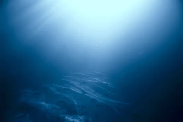 Suyun Altındaki Işık Huzmeleri Soyut Deniz Arka Plan Doğa Işınları — Stok fotoğraf