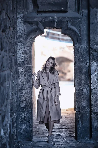 Fille Bonheur Robe Style Urbain Marchant Dans Look Italien — Photo