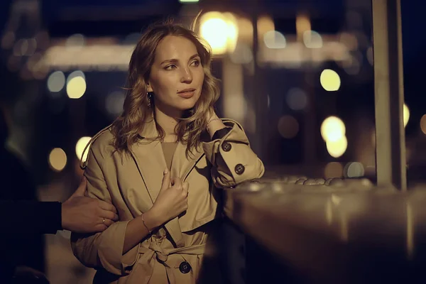 Fille Dans Manteau Regard Printemps Promenade Nuit Dans Paysage Pont — Photo