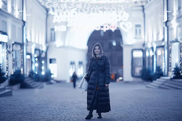 Mädchen Weihnachtsbeleuchtung Abend Dekorierte Stadt Ein Junges Modell Auf Dem — Stockfoto