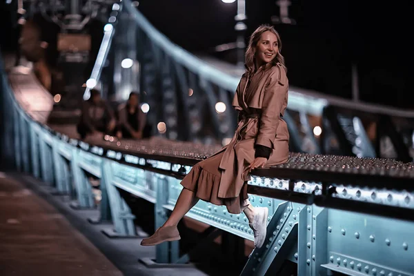 Девушка Пальто Весенний Взгляд Ночная Прогулка Budapest Цепи Моста Пейзаж — стоковое фото