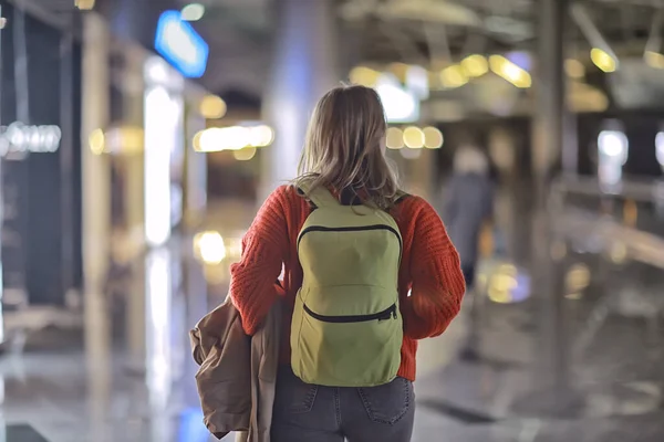 Menina Turística Com Uma Mochila Estação Viagem Primavera — Fotografia de Stock