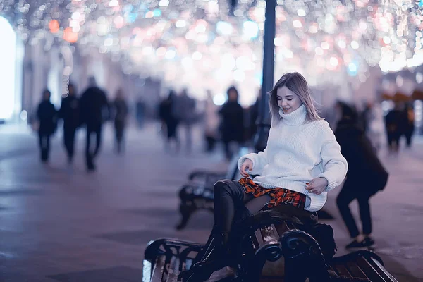 一个女人的肖像白色毛衣冬天 季节性的城外城市走在傍晚的城市 — 图库照片