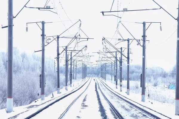 冬の鉄道風景鉄道のレールとワイヤーの眺め冬の配達方法 — ストック写真